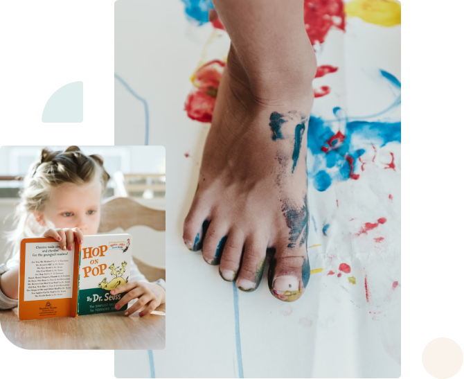 کودکی که پایش را رنگی کرده و اثر پایش را روی برگه می‌گذارد؛ و کودکی دیگر که با تمرکز کتابی را ورق می‌زند