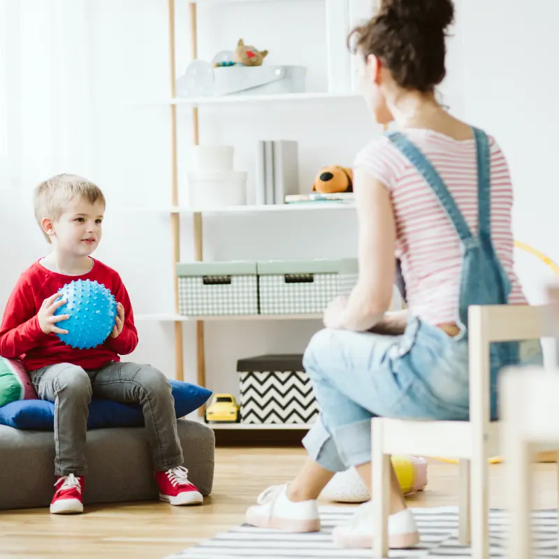 مادر و کودک بیش‌فعال در حال بازی با توپ حسی