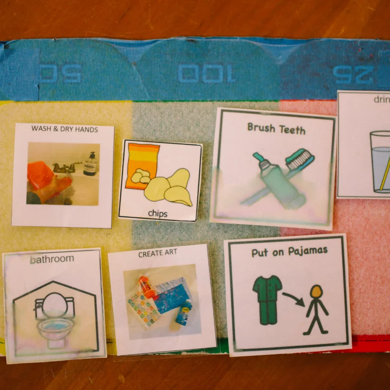 چند تصویر کنار هم از کودکان اتیسم در حال انجام تمرینات مختلف حسی، حرکتی و موسیقایی همراه با مربی