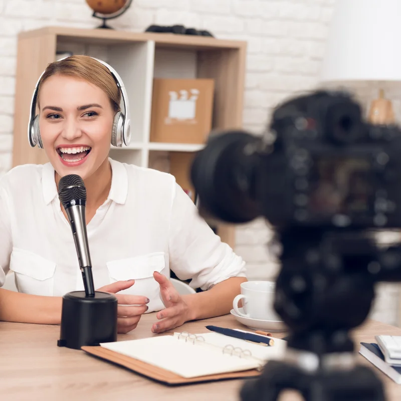 خانم گوینده در حال ضبط پادکست برای والدین