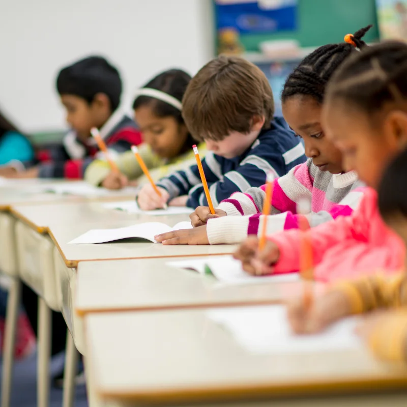 آزمون اختلالات یادگیری برای کودکان در حال نوشتن کودکان در حال انجام آزمون برای تشخیص اختلالات یادگیری