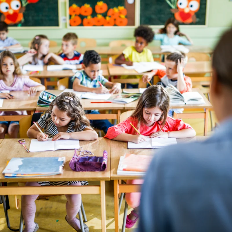 چالشهای دیکته در کلاس برای کودکان با اختلال نوشتاری معلم در حال گفتن دیکته به چند دانشآموز در کلاس