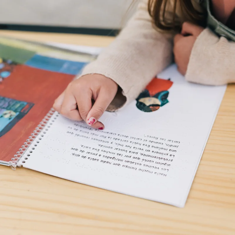 کودک در حال خواندن متن با خط بریل