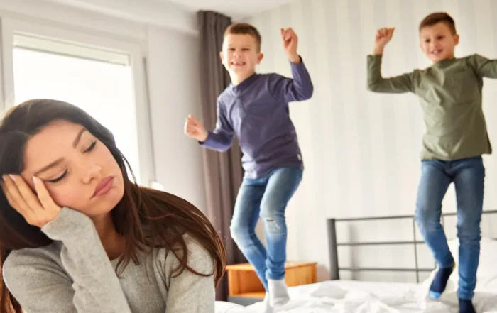 مادر نگران از بیشفعالی دو پسر که روی تخت میپرند