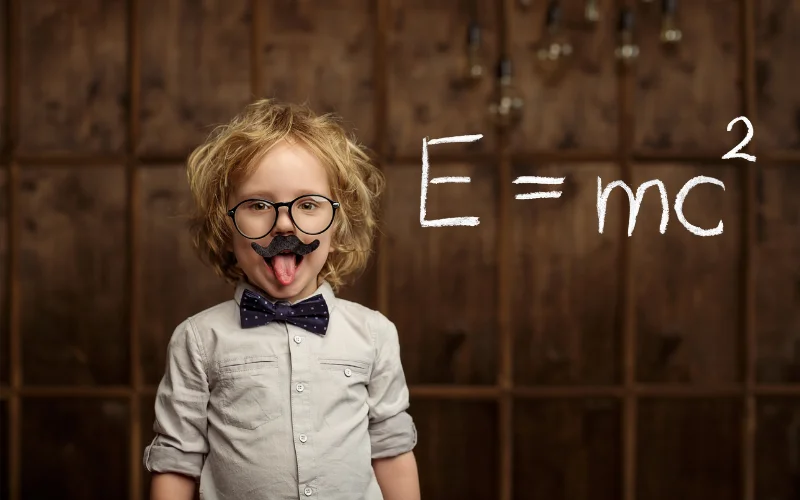  کودکی با چهره بازیگوش که مانند آلبرت اینشتین زبانش را بیرون آورده؛ نمادی از هوش و خلاقیت کودکانه