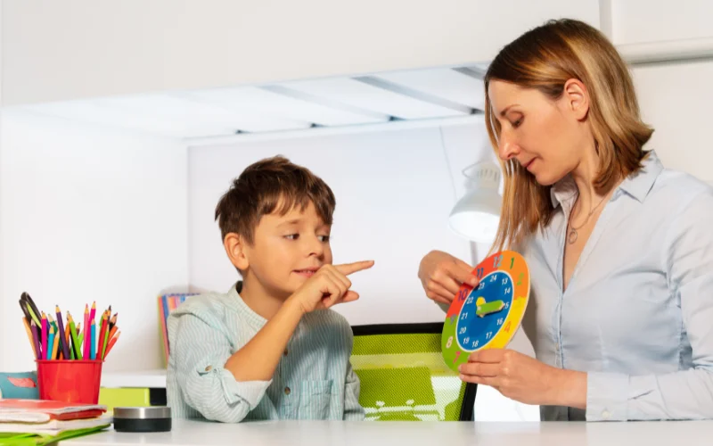  مادری که با کمک ساعت آموزشی رنگی، مفهوم زمان را به پسرش یاد می‌دهد