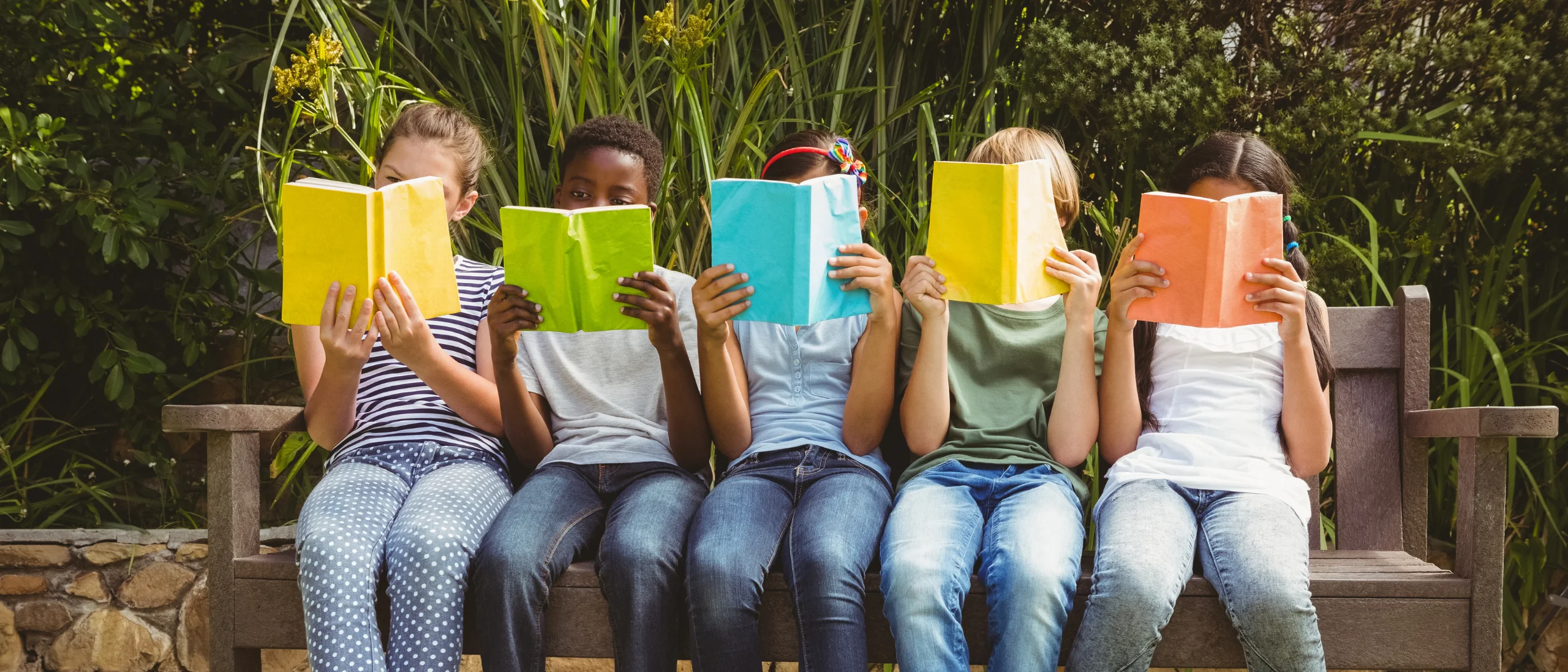 چند کودک در حال خواندن کتاب برای نمایش اهمیت آموزش در اختلال خواندن