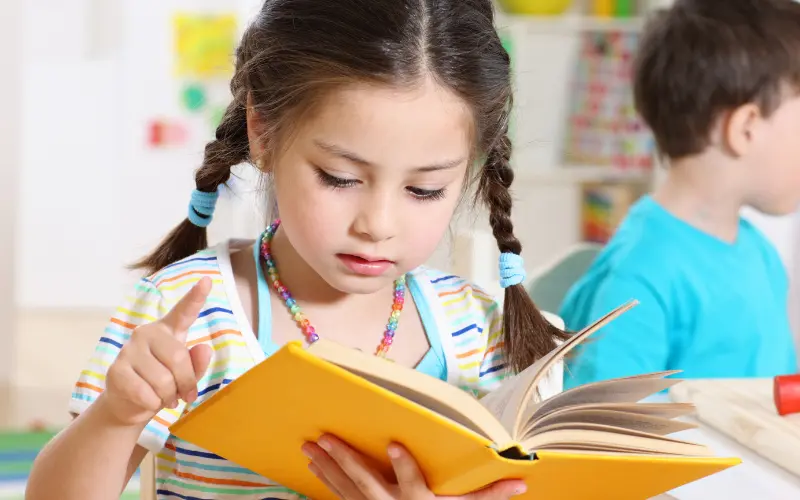 دختری در حال مطالعه کتاب