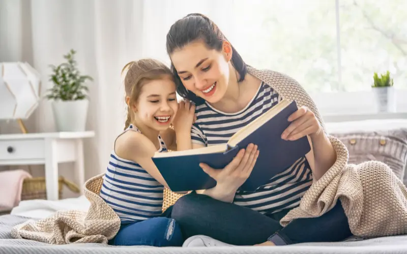 مادر و کودک در حال مطالعه برای تقویت مهارت خواندن در کودک مبتلا به اختلال خواندن