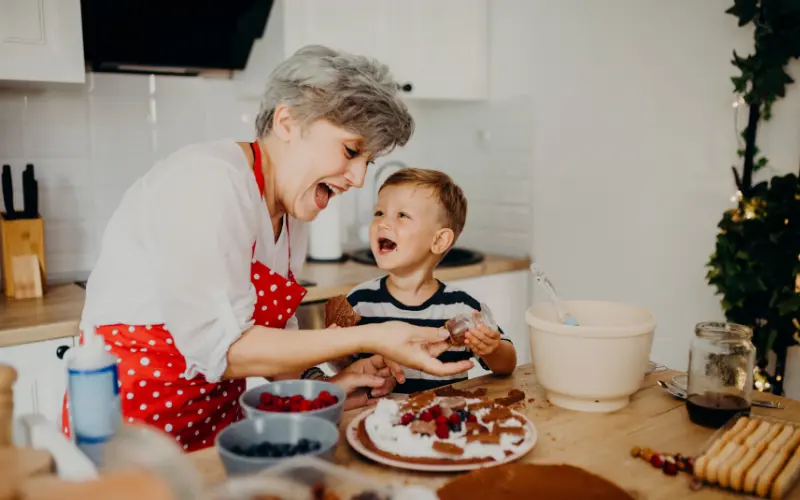 مادر و کودک اتیسم با روش RDI در حال پختن کیک، روشی برای رشد اجتماعی اوتیسم.